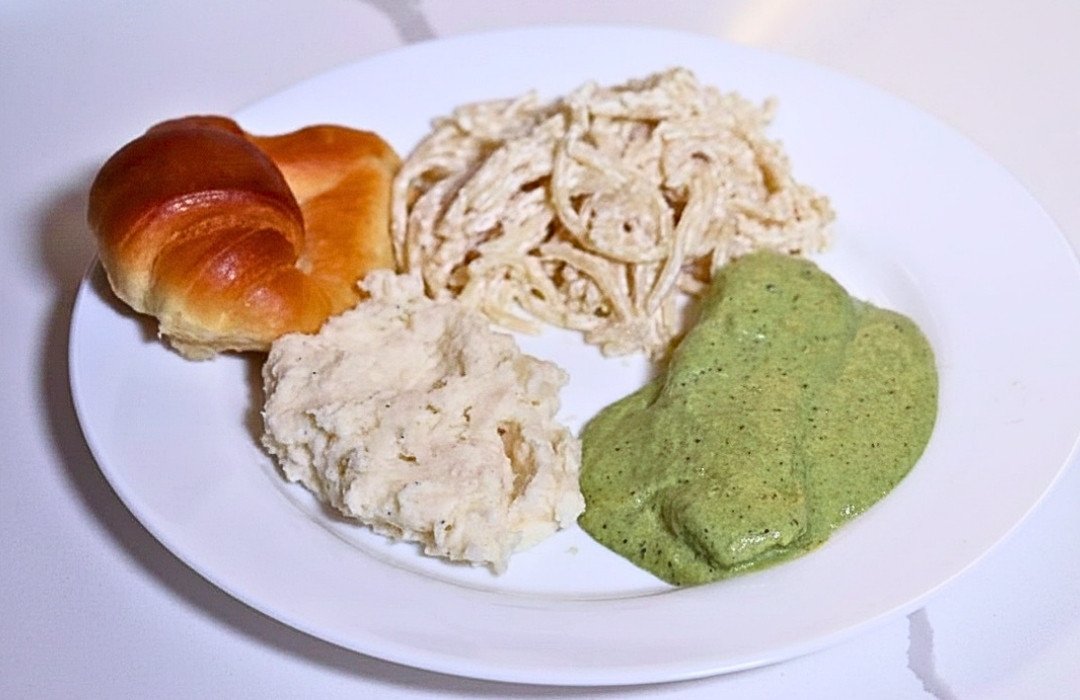 Pollo en salsa poblana
