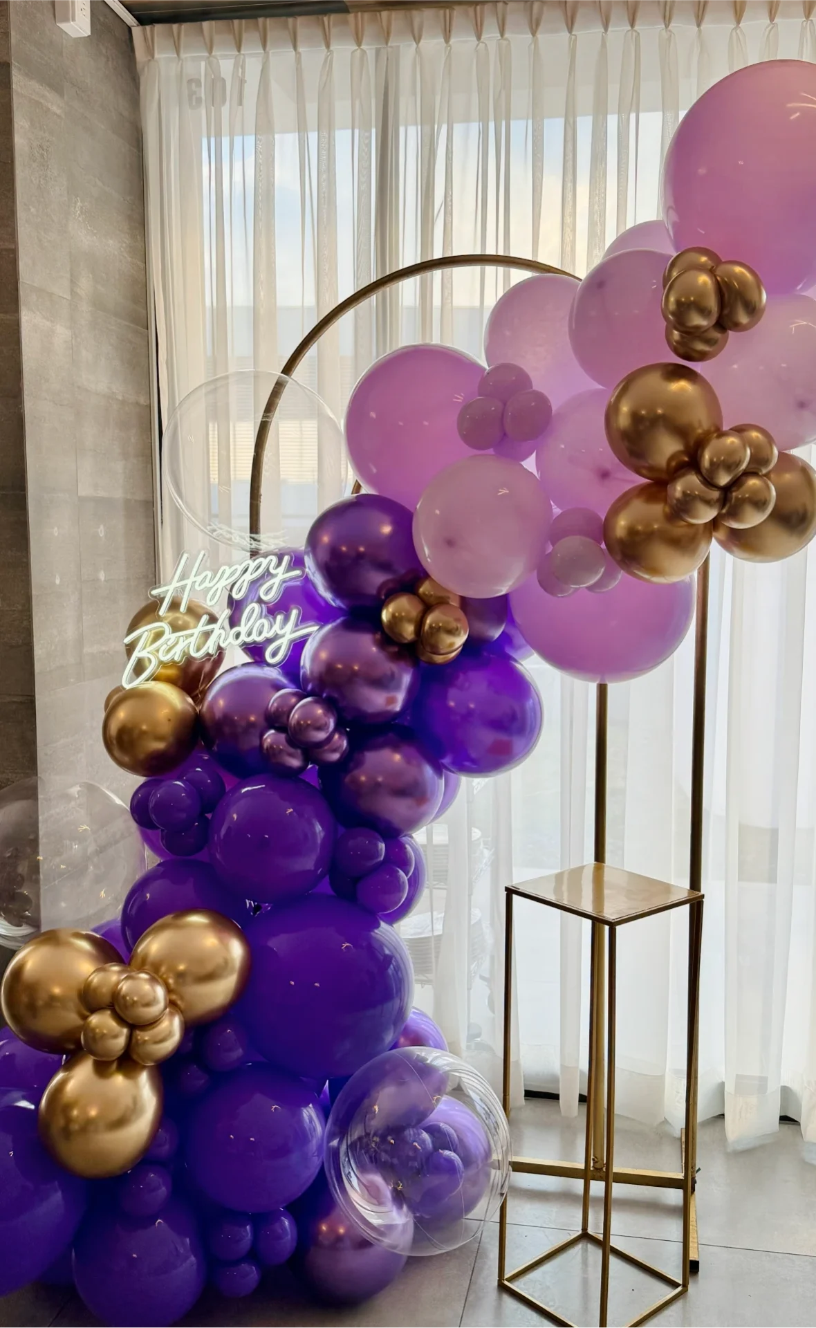 Arco con globos para festejo de cumpleaños en Salón de eventos índigo en Cumbres Monterrey