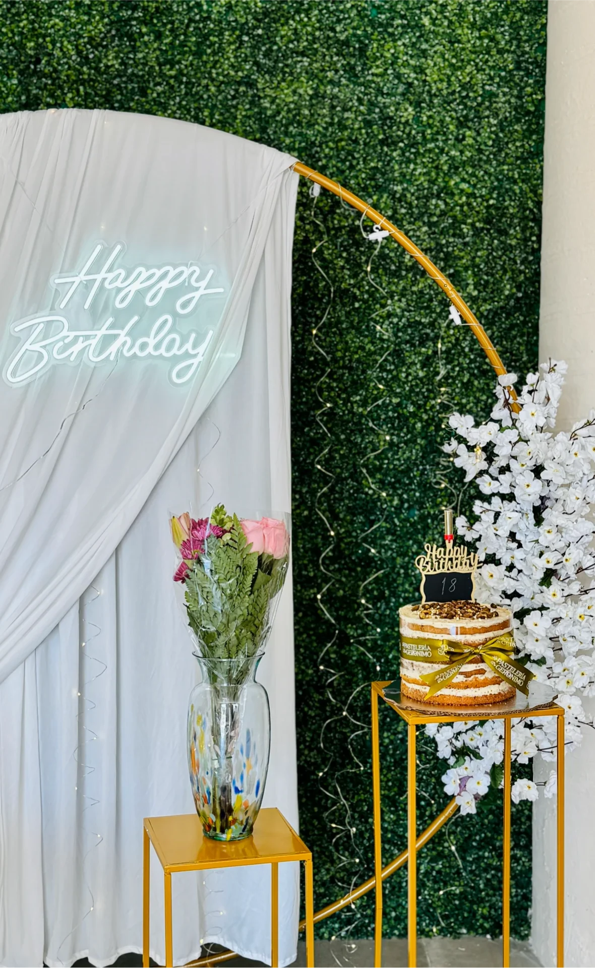 Arco decorado para cumpleaños en el Salón de eventos índigo en Cumbres Monterrey
