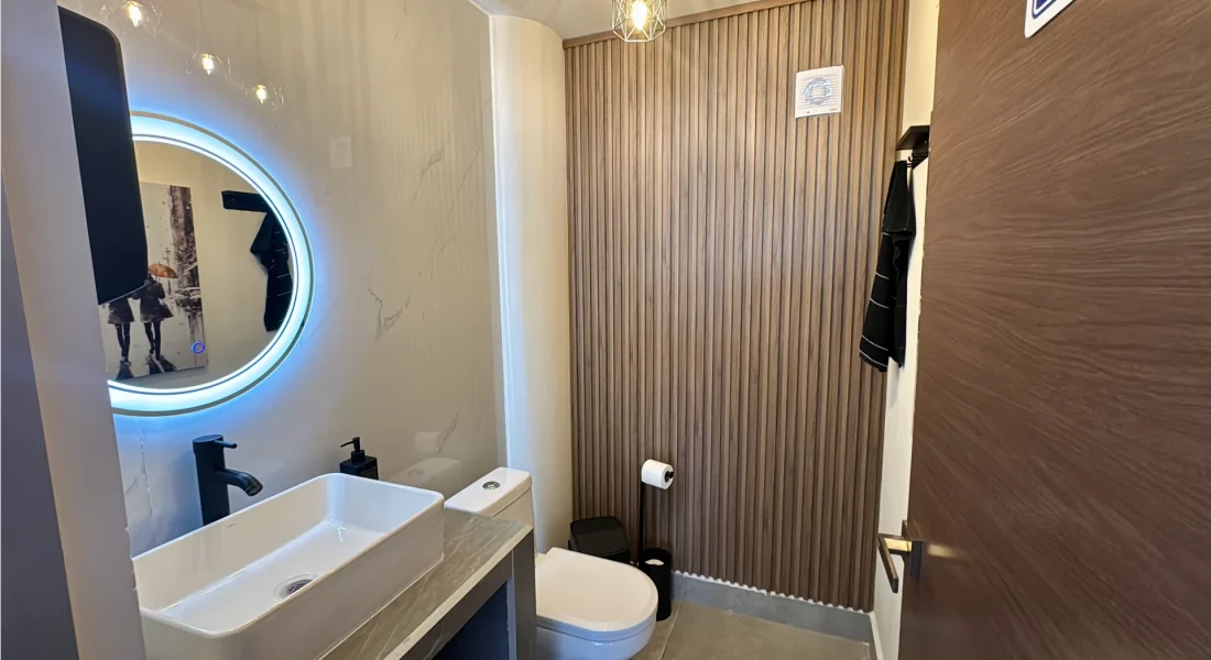 Baño de salón de eventos Índigo
