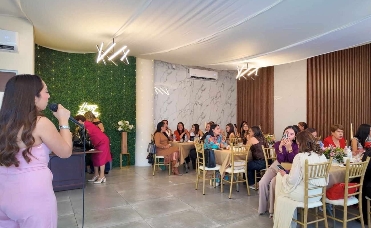 Celebración de cumpleaños con karaoke