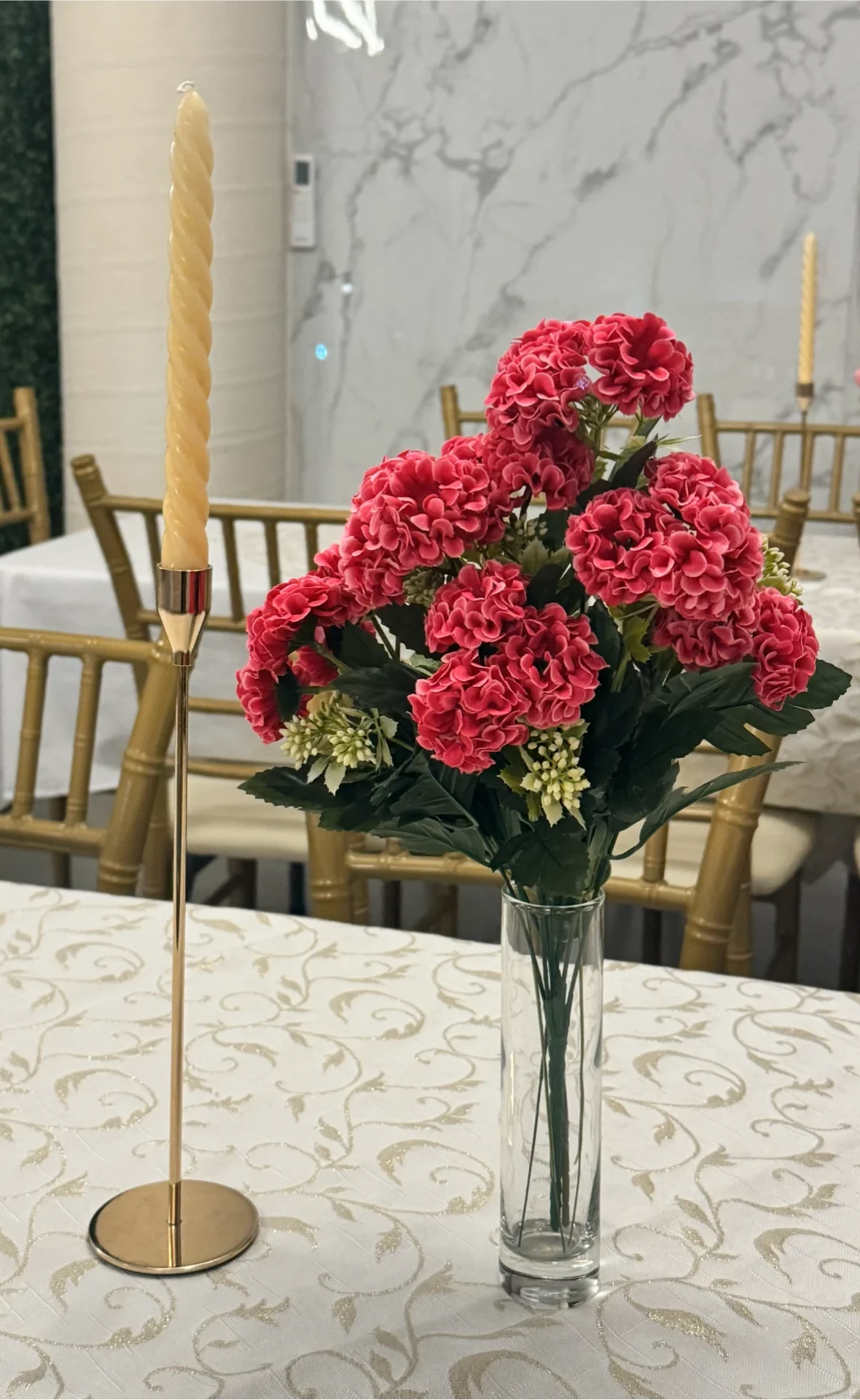 Florero en mesa decorativa en Salón de eventos índigo en Cumbres Monterrey