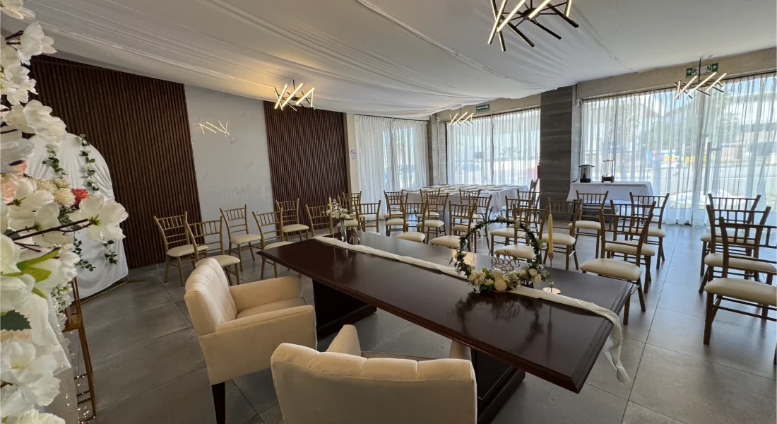 Fotografia panoramica de interior del Salón de eventos índigo en Monterrey, decoración de boda civil