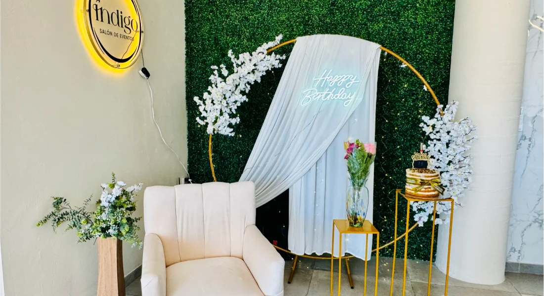 Interior del Salón de eventos índigo en Cumbres Monterrey con arco de cumpleaños