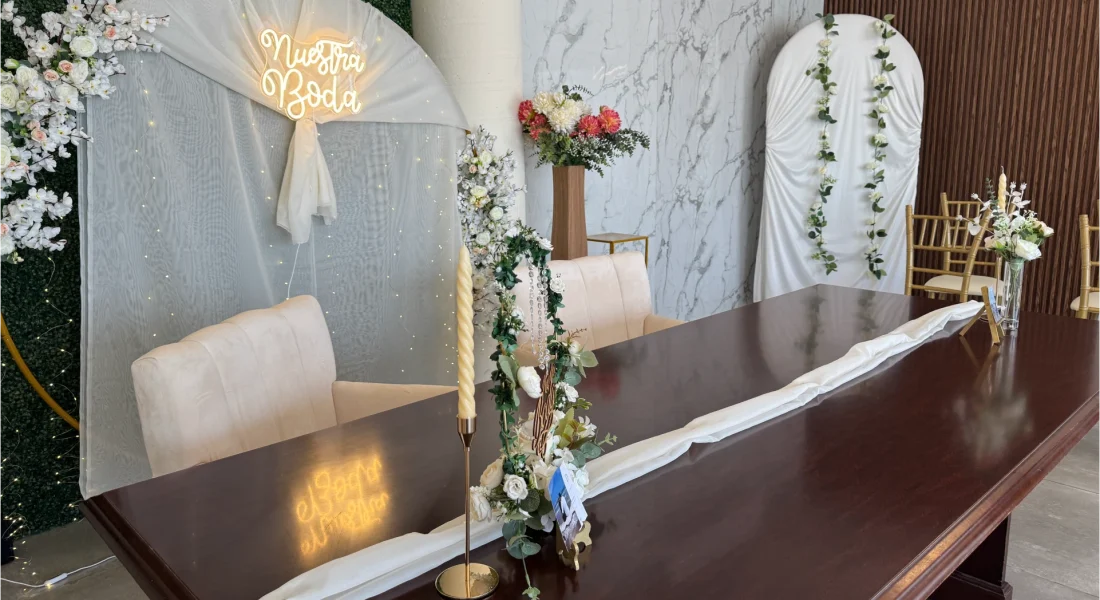 Mesa de bodas nupcial para boda civil en el Salón de eventos índigo en Cumbres Monterrey
