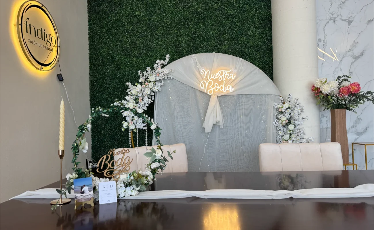 Mesa nupcial en salón de eventos índigo en cumbres monterrey