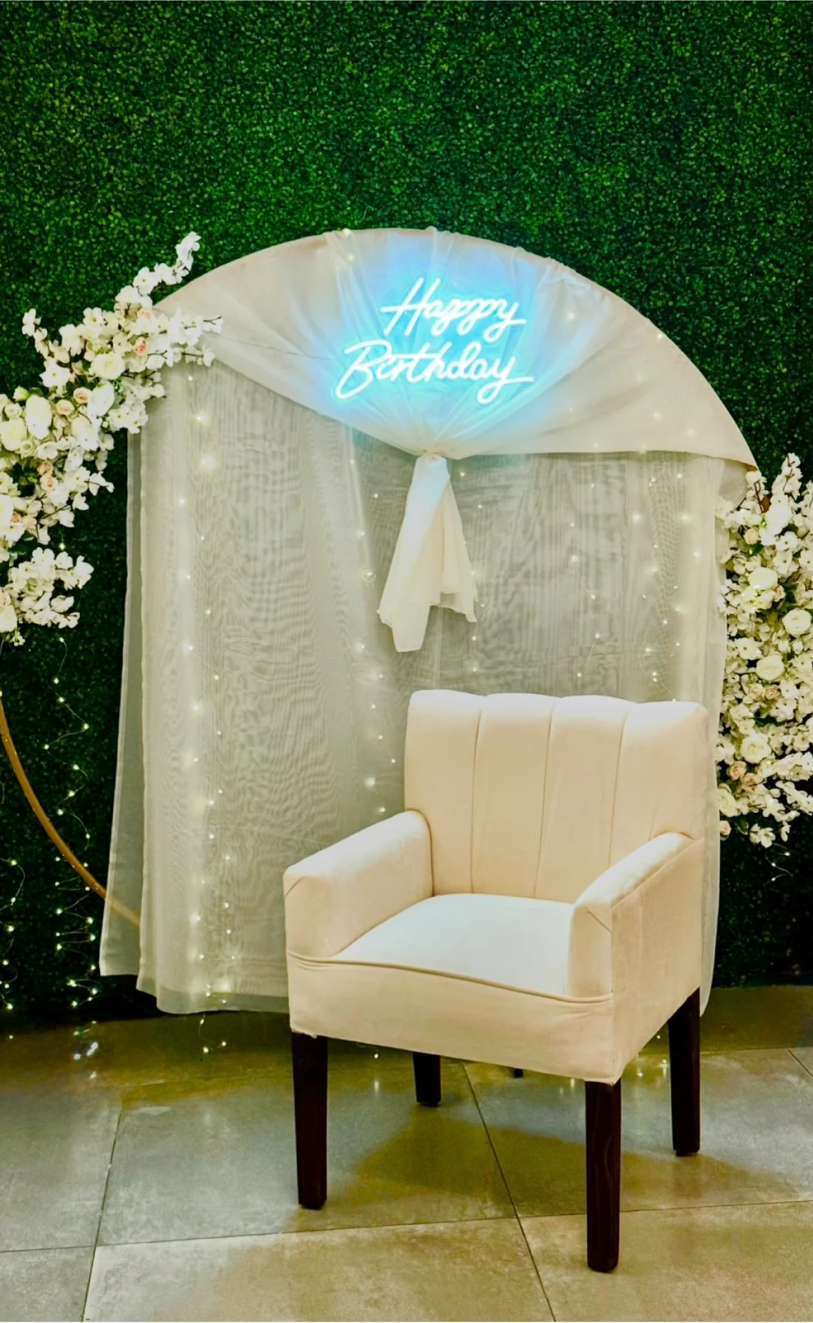 Sillón y arco decorativo con letrero neon Happy Birthday en Salón de eventos índigo en Cumbres Mty