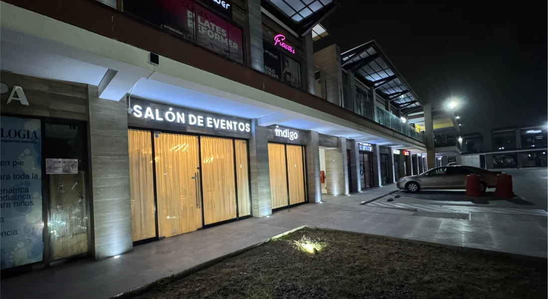 Vista Exterior de la plaza comercial del Salón de eventos índigo en cumbres elite, Monterrey N.L