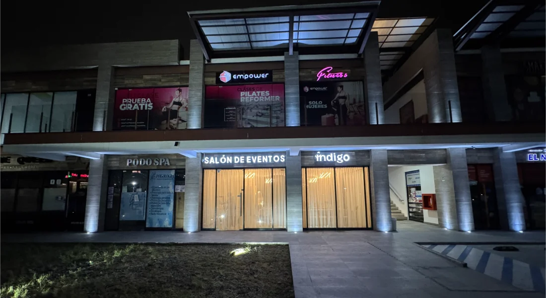 Vista Exterior de la plaza comercial del Salón de eventos índigo en cumbres elite, Monterrey N.L.